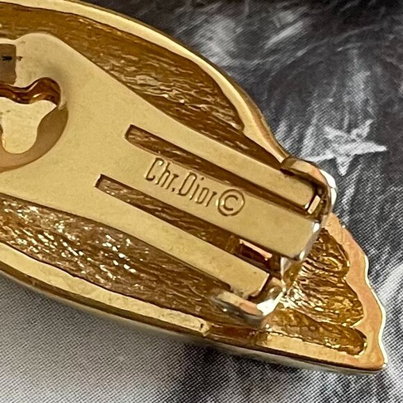 Vintage CHRISTIAN DIOR 80s Gold Tone Shell Leaf Signed Designer Clip-On Earrings - Picture 7 of 7